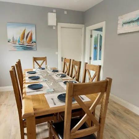 Spacious In Popular Salthill 골웨이