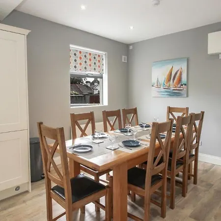 Spacious In Popular Salthill 골웨이